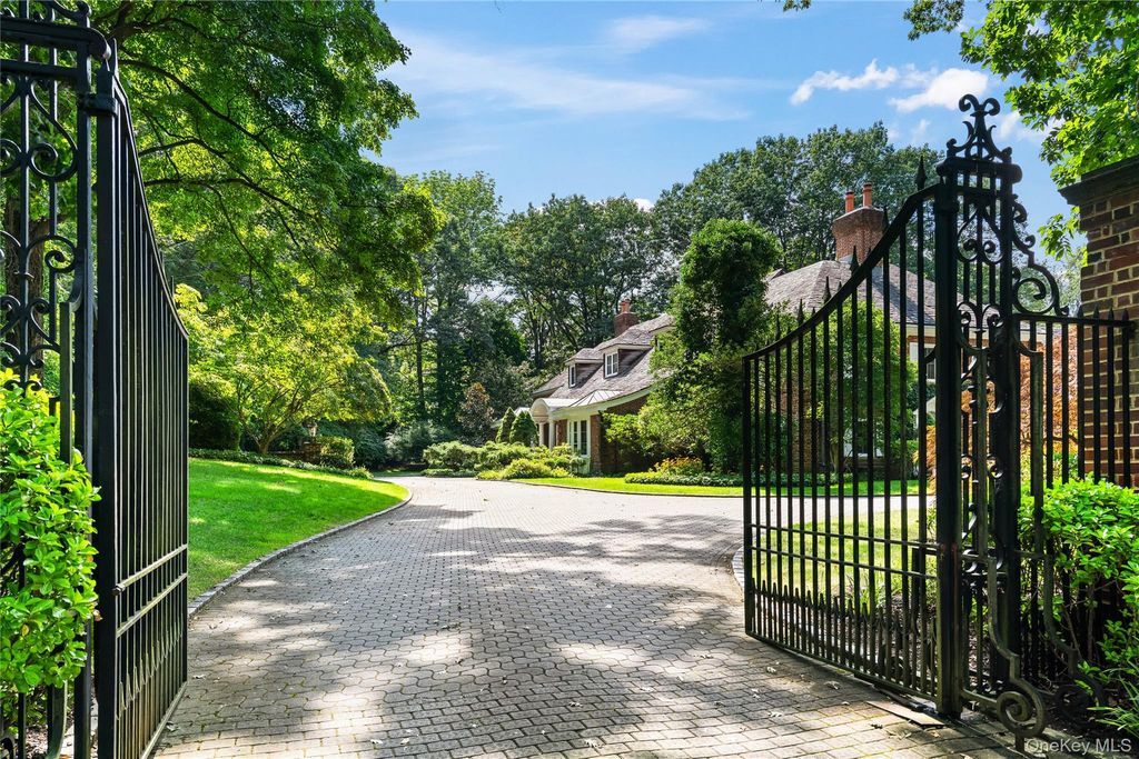 820 Bryant Avenue, Roslyn Harbor, NY 11576