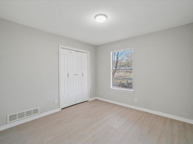 175 Creekview Drive E, Red Oak, TX 75154