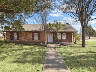 175 Creekview Drive E, Red Oak, TX 75154