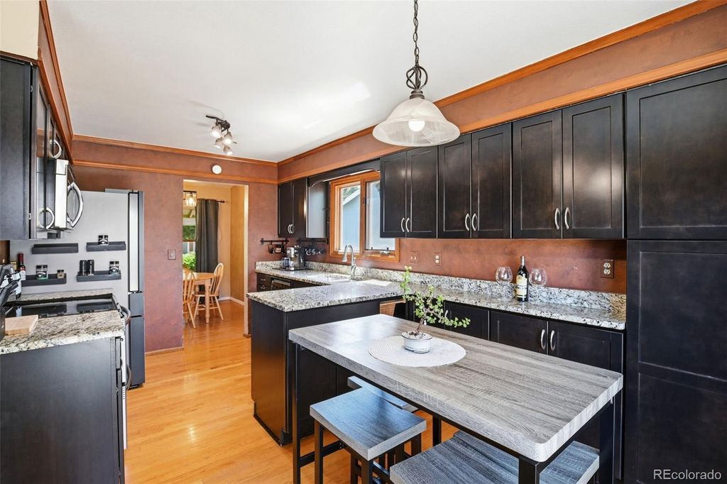 Image 12 of property listing at 3807 S Olathe Circle, Aurora, CO 80013
