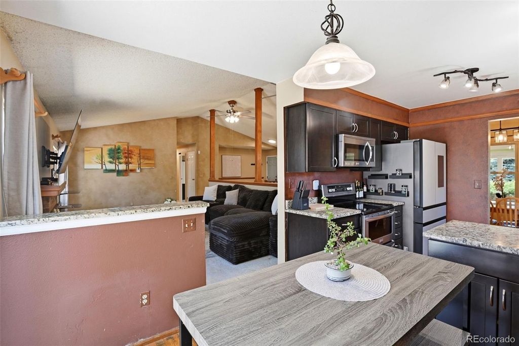 Image 13 of property listing at 3807 S Olathe Circle, Aurora, CO 80013