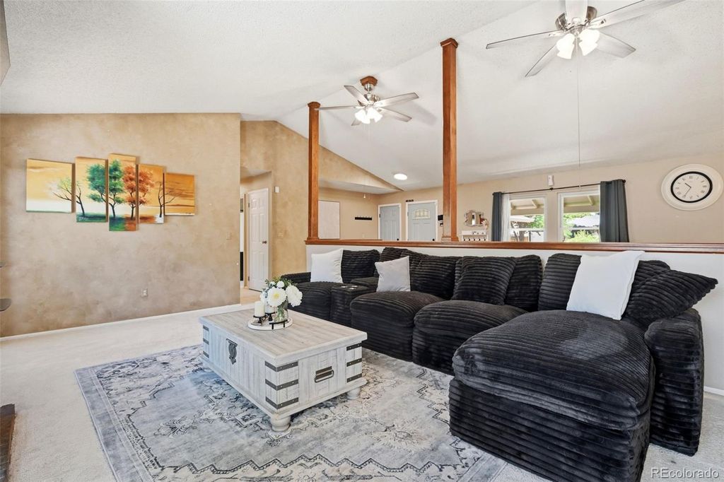 Image 14 of property listing at 3807 S Olathe Circle, Aurora, CO 80013
