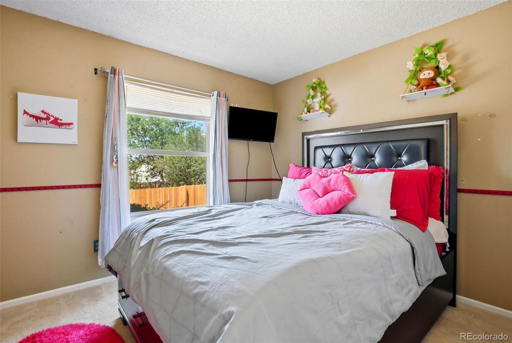 Image 17 of property listing at 3807 S Olathe Circle, Aurora, CO 80013