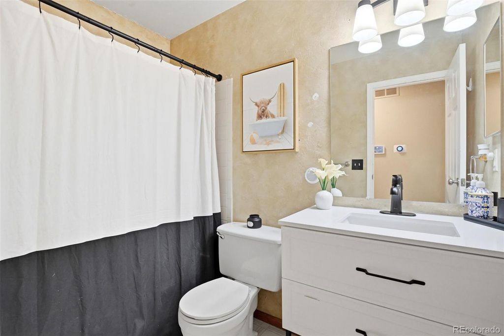 Image 19 of property listing at 3807 S Olathe Circle, Aurora, CO 80013