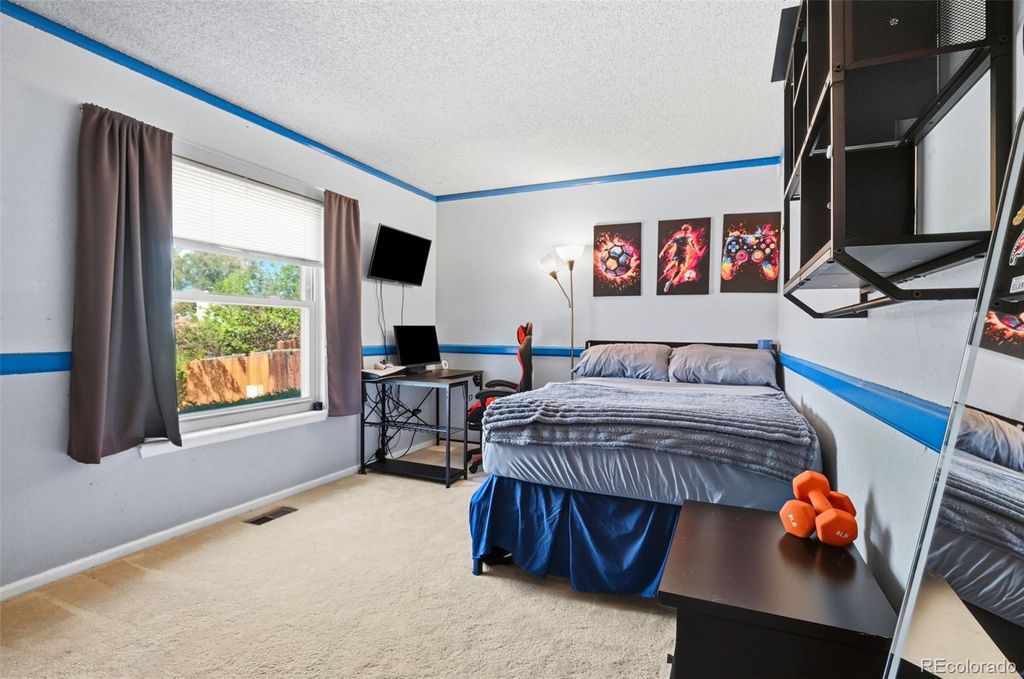 Image 20 of property listing at 3807 S Olathe Circle, Aurora, CO 80013