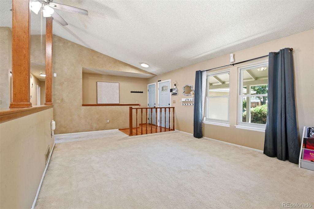 Image 3 of property listing at 3807 S Olathe Circle, Aurora, CO 80013