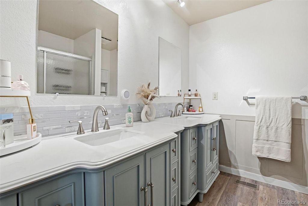 Image 25 of property listing at 3807 S Olathe Circle, Aurora, CO 80013