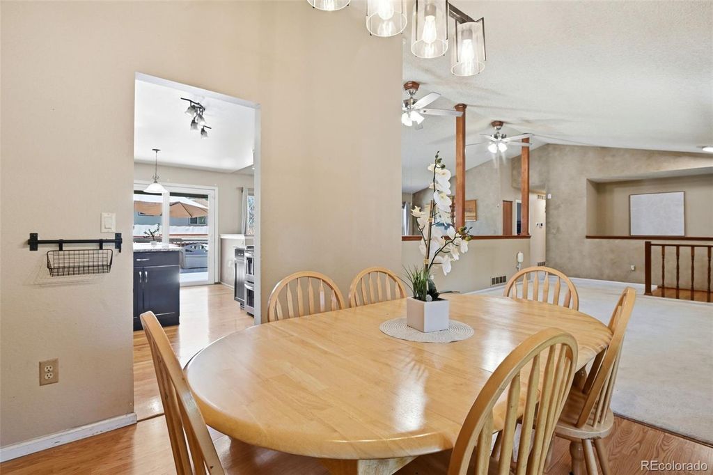 Image 5 of property listing at 3807 S Olathe Circle, Aurora, CO 80013