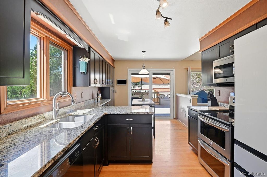 Image 6 of property listing at 3807 S Olathe Circle, Aurora, CO 80013