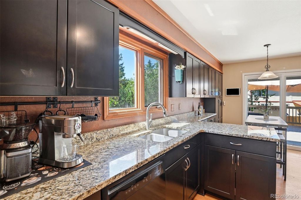Image 7 of property listing at 3807 S Olathe Circle, Aurora, CO 80013