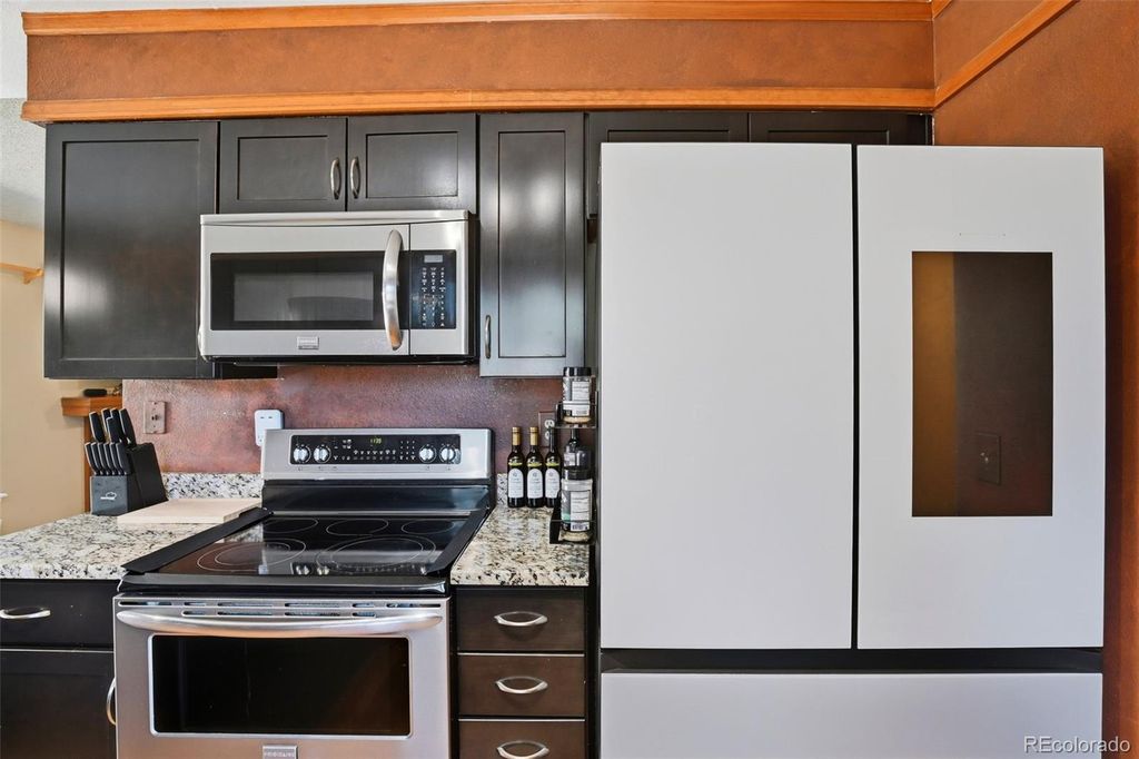 Image 8 of property listing at 3807 S Olathe Circle, Aurora, CO 80013