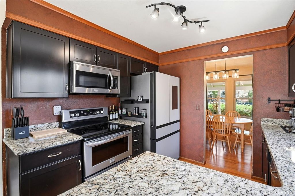 Image 9 of property listing at 3807 S Olathe Circle, Aurora, CO 80013