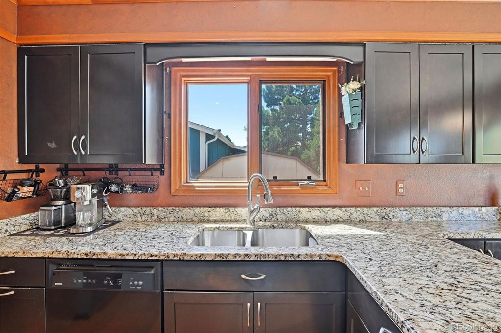 Image 10 of property listing at 3807 S Olathe Circle, Aurora, CO 80013