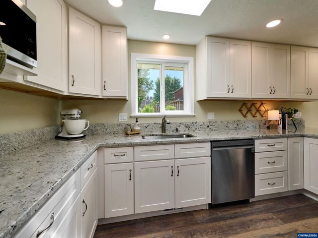 323 S 2nd St, Jefferson, OR 97352