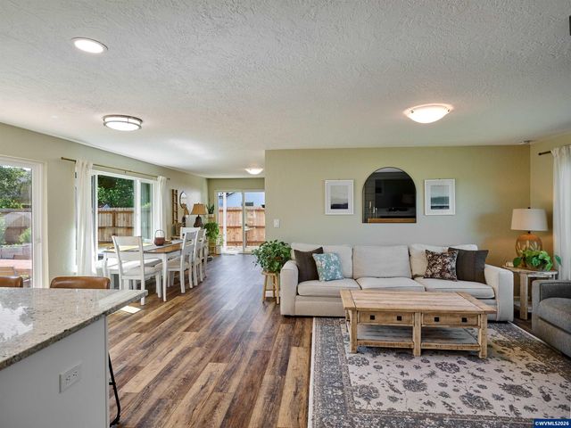 323 S 2nd St, Jefferson, OR 97352