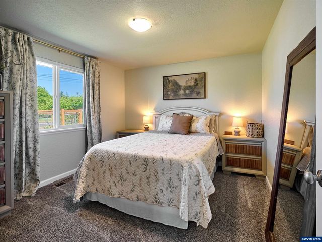 323 S 2nd St, Jefferson, OR 97352