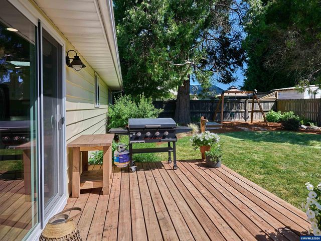 323 S 2nd St, Jefferson, OR 97352