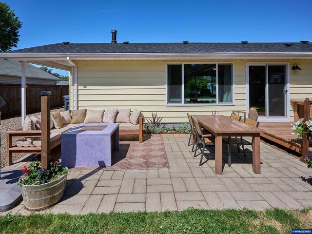 323 S 2nd St, Jefferson, OR 97352