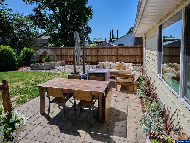 323 S 2nd St, Jefferson, OR 97352