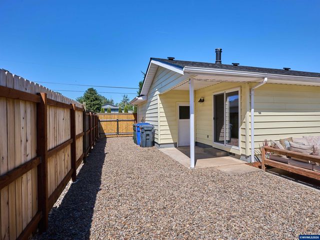 323 S 2nd St, Jefferson, OR 97352