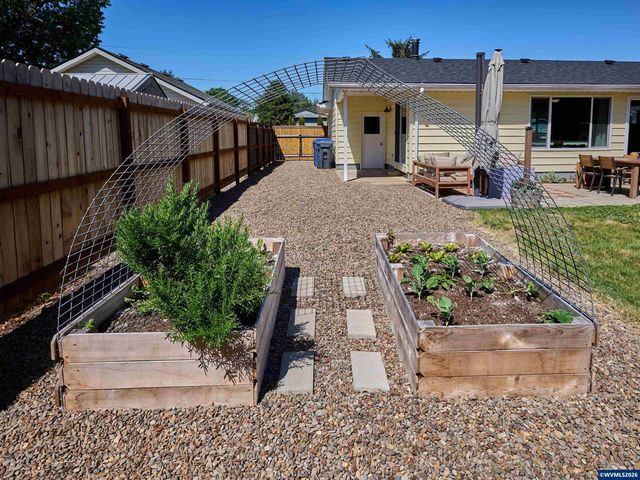 323 S 2nd St, Jefferson, OR 97352