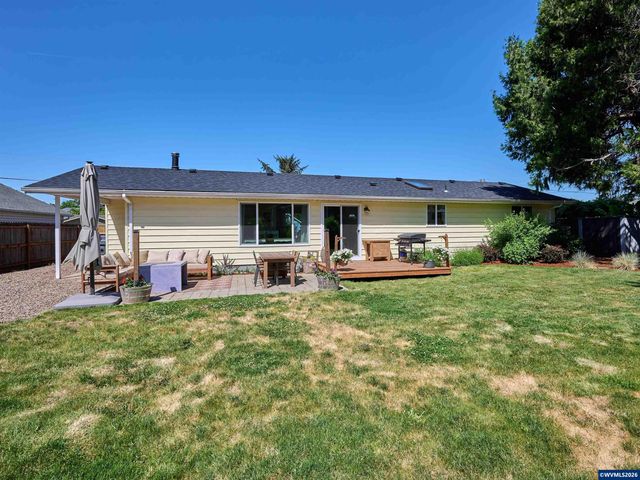 323 S 2nd St, Jefferson, OR 97352