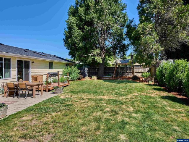 323 S 2nd St, Jefferson, OR 97352