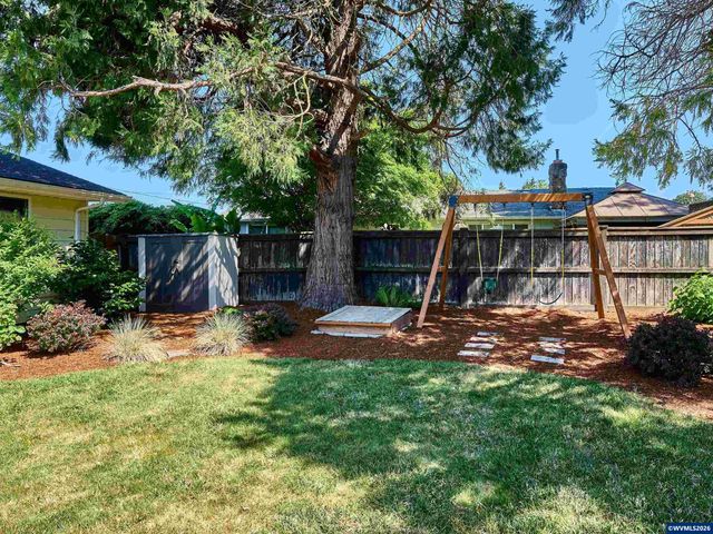 323 S 2nd St, Jefferson, OR 97352