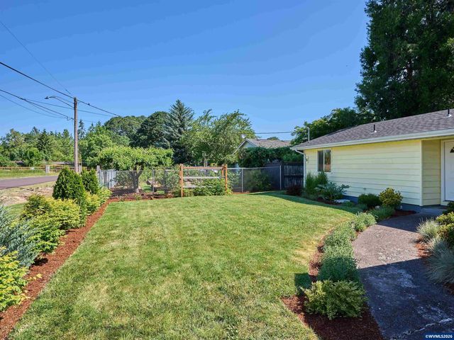 323 S 2nd St, Jefferson, OR 97352