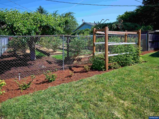 323 S 2nd St, Jefferson, OR 97352