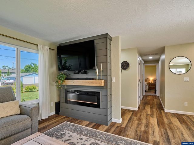 323 S 2nd St, Jefferson, OR 97352
