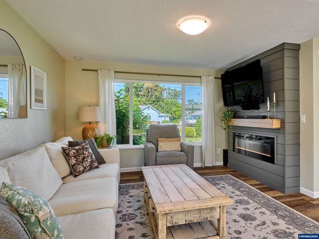 323 S 2nd St, Jefferson, OR 97352