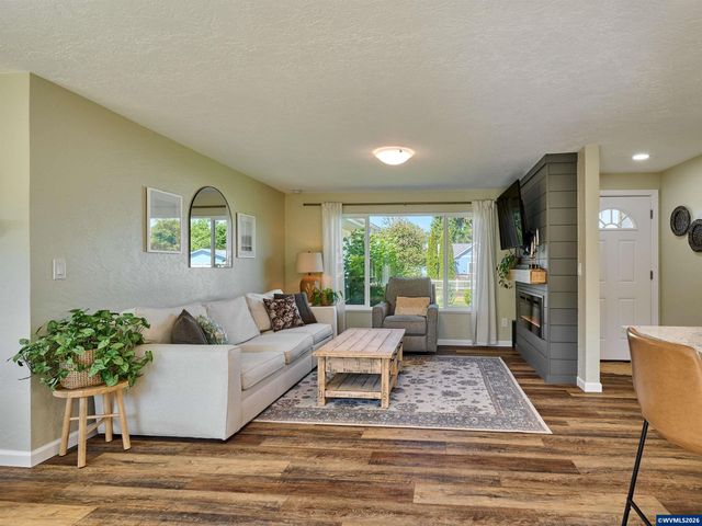 323 S 2nd St, Jefferson, OR 97352