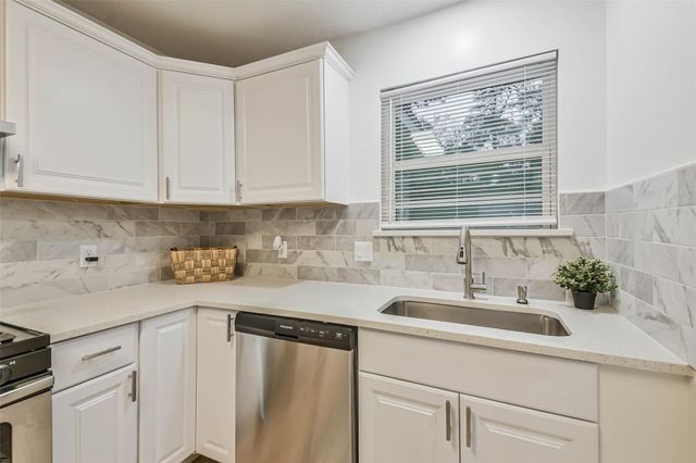 105 E Wavy Oak Circle, The Woodlands, TX 77381