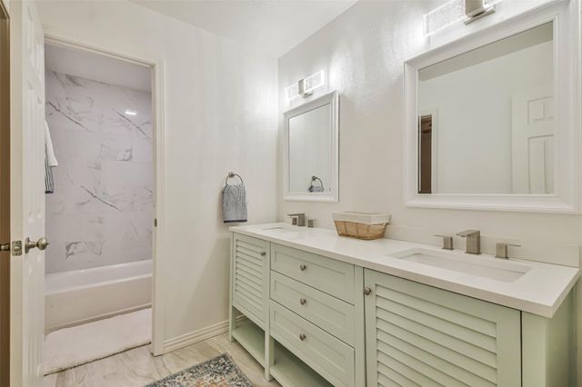105 E Wavy Oak Circle, The Woodlands, TX 77381
