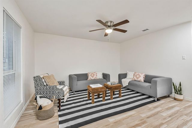 105 E Wavy Oak Circle, The Woodlands, TX 77381