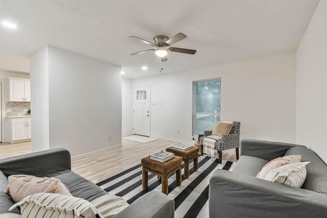 105 E Wavy Oak Circle, The Woodlands, TX 77381