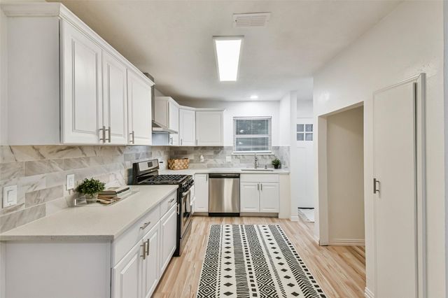105 E Wavy Oak Circle, The Woodlands, TX 77381