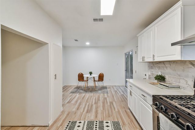 105 E Wavy Oak Circle, The Woodlands, TX 77381