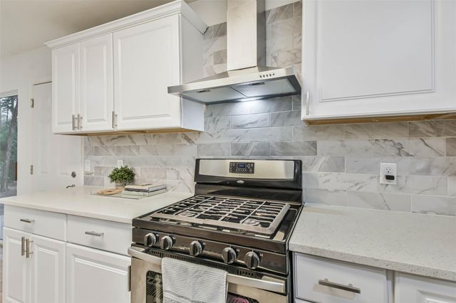 105 E Wavy Oak Circle, The Woodlands, TX 77381