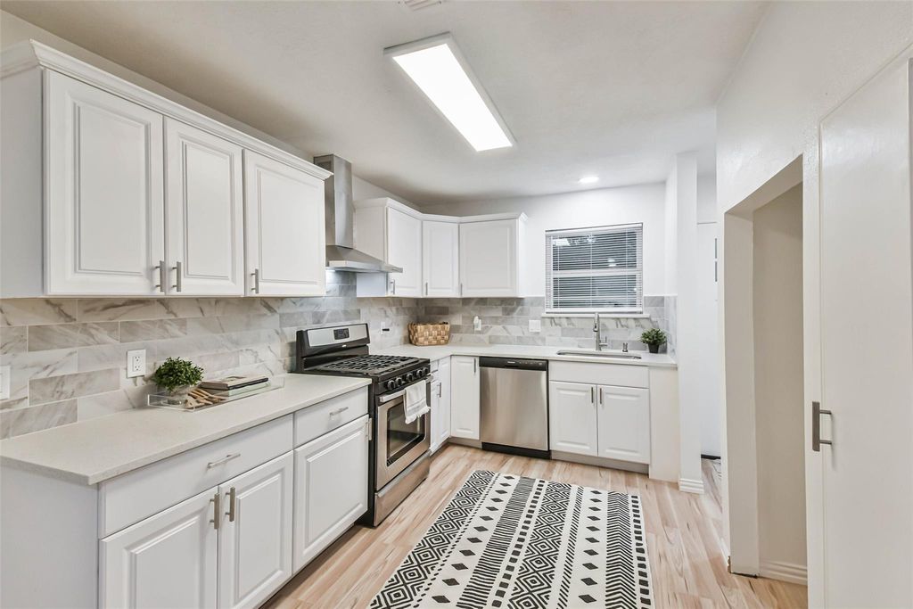 105 E Wavy Oak Circle, The Woodlands, TX 77381