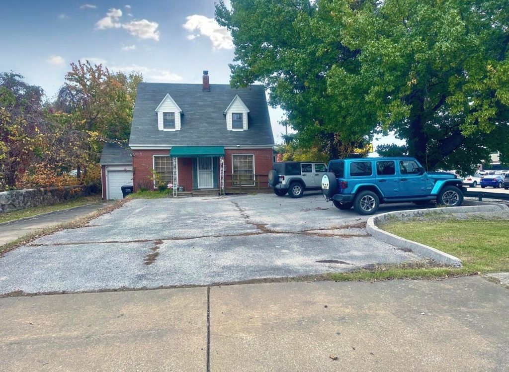 1737 E Walnut Street, Springfield, MO 65802