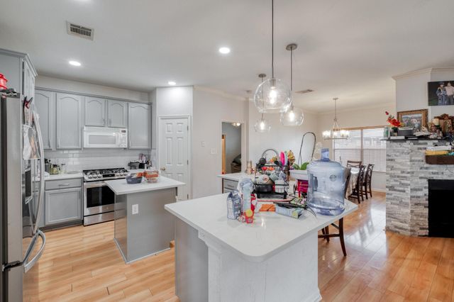 402 Split Oak DR, Pflugerville, TX 78660