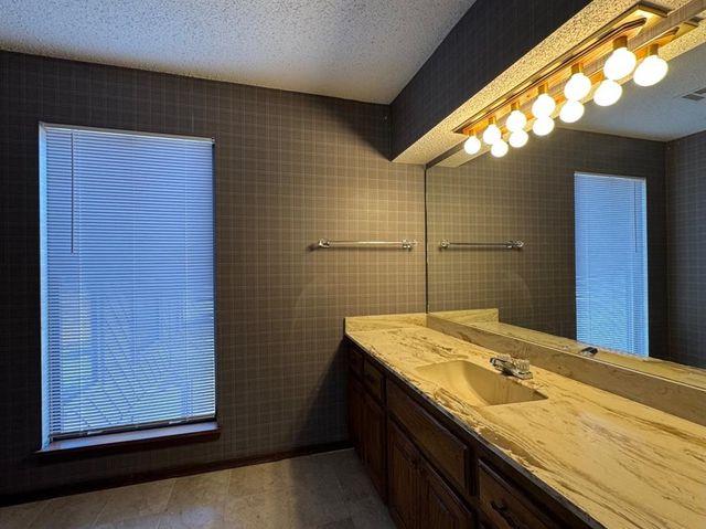 1622 Windhill Avenue, Edmond, OK 73034