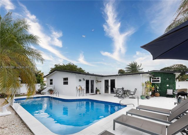 6661 SW 6th St, Pembroke Pines, FL 33023