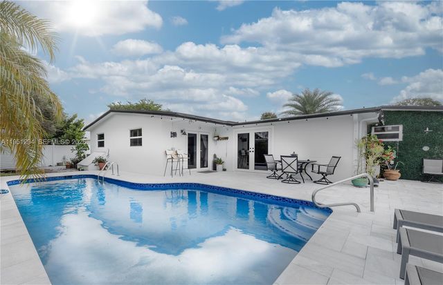 6661 SW 6th St, Pembroke Pines, FL 33023