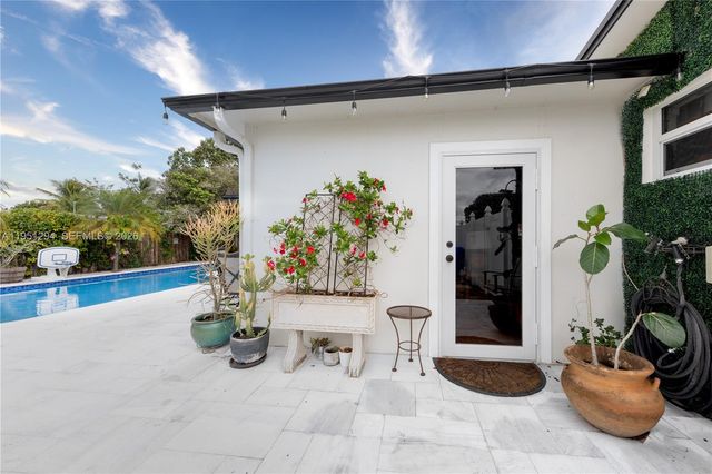 6661 SW 6th St, Pembroke Pines, FL 33023