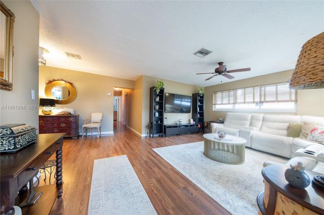 6661 SW 6th St, Pembroke Pines, FL 33023