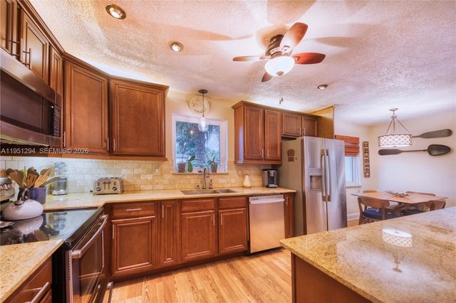 6661 SW 6th St, Pembroke Pines, FL 33023