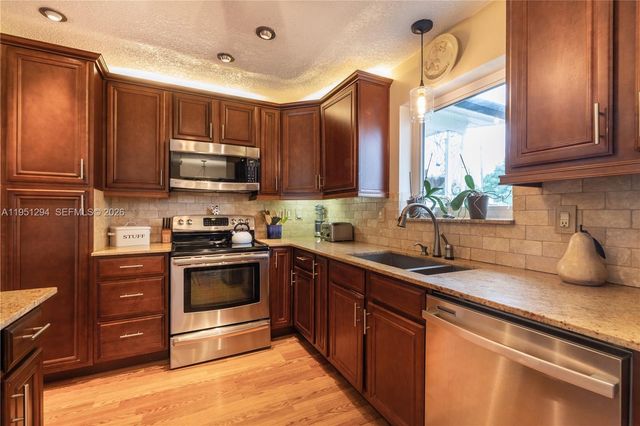 6661 SW 6th St, Pembroke Pines, FL 33023